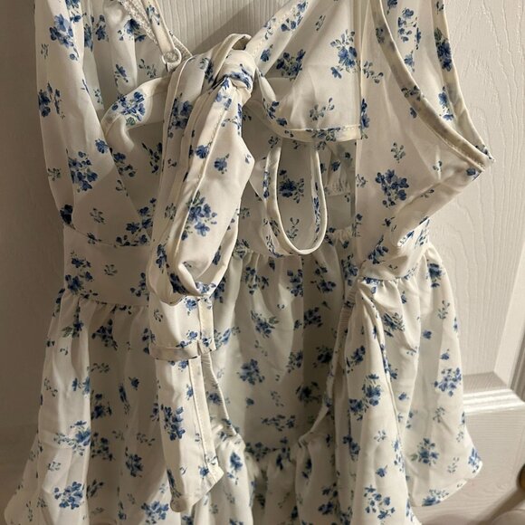 Floral Romper Women's Sleeveless Blue White Button Front‎ Tie Back Casual Cute - Picture 4 of 8